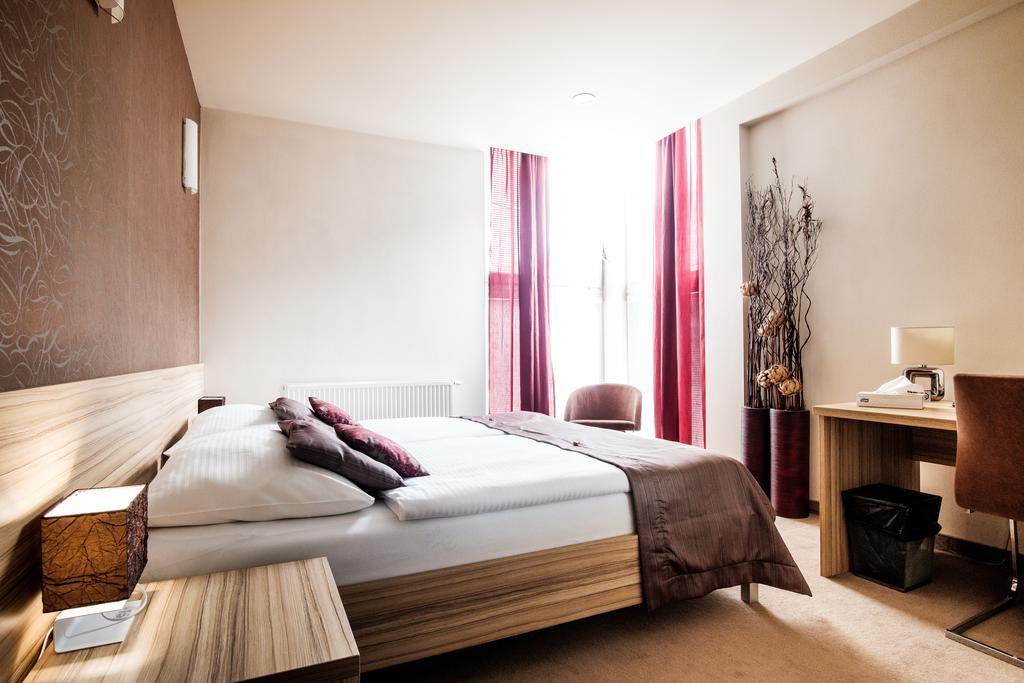 Hotel Deluxe With Free Wellness And Fitness Centrum นิตรา ภายนอก รูปภาพ