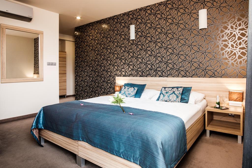 Hotel Deluxe With Free Wellness And Fitness Centrum นิตรา ภายนอก รูปภาพ