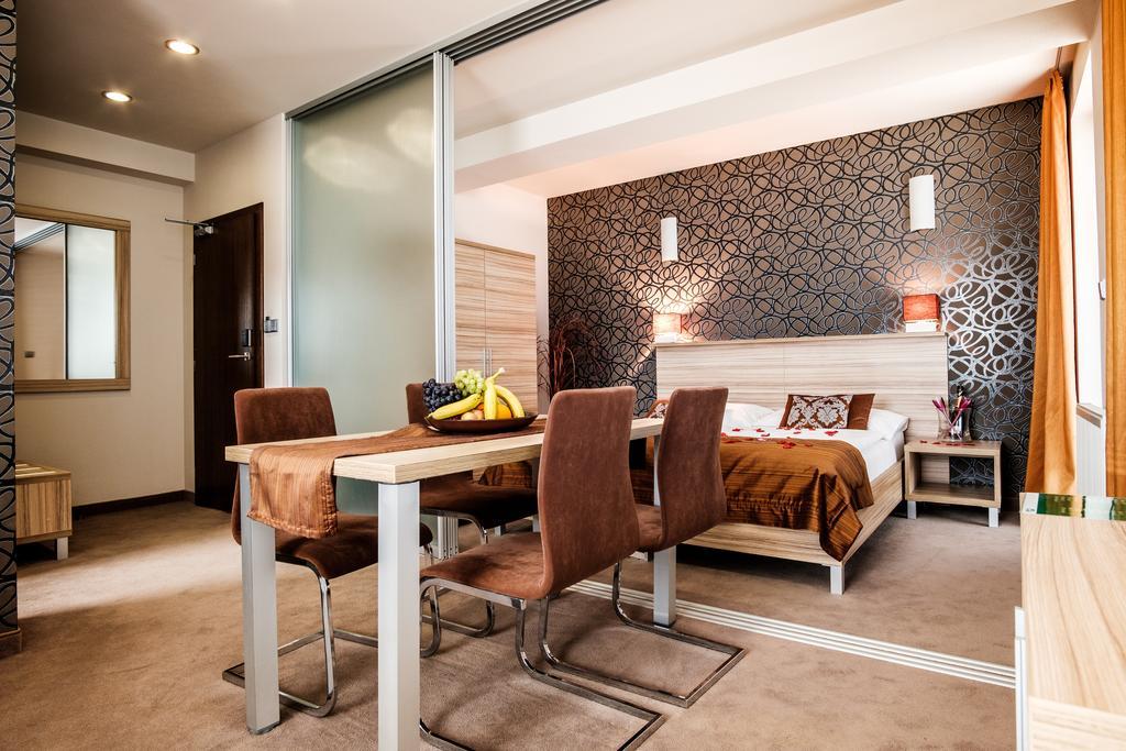 Hotel Deluxe With Free Wellness And Fitness Centrum นิตรา ภายนอก รูปภาพ