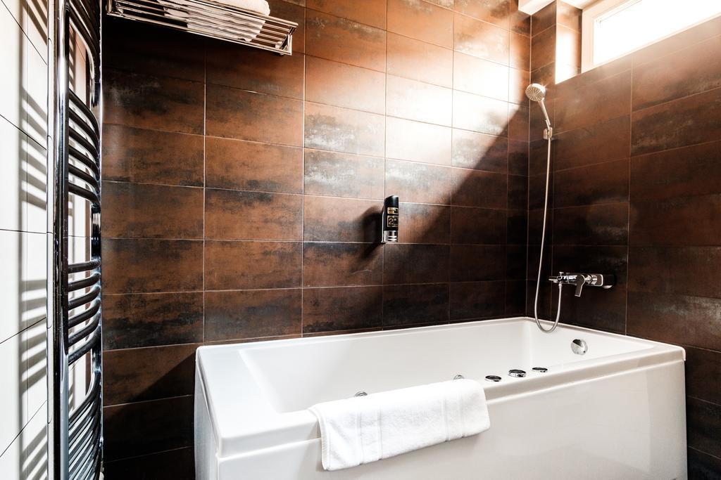 Hotel Deluxe With Free Wellness And Fitness Centrum นิตรา ภายนอก รูปภาพ