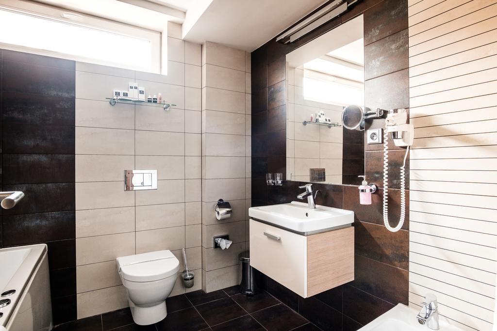 Hotel Deluxe With Free Wellness And Fitness Centrum นิตรา ภายนอก รูปภาพ