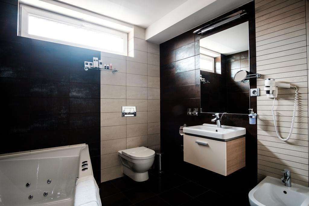 Hotel Deluxe With Free Wellness And Fitness Centrum นิตรา ภายนอก รูปภาพ