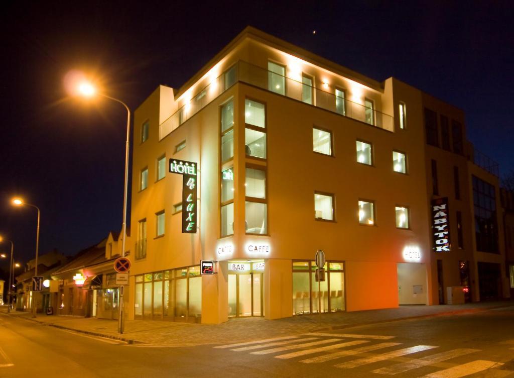 Hotel Deluxe With Free Wellness And Fitness Centrum นิตรา ภายนอก รูปภาพ